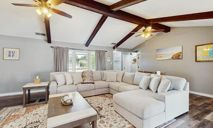 Spacious waterfront house with full kitchen, BBQ, patio & ping-pong table