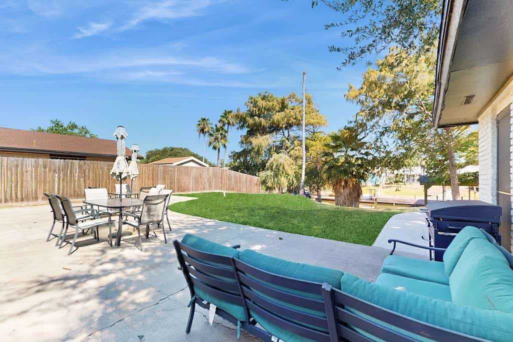 Spacious waterfront house with full kitchen, BBQ, patio & ping-pong table