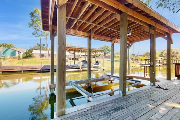 Spacious waterfront house with full kitchen, BBQ, patio & ping-pong table
