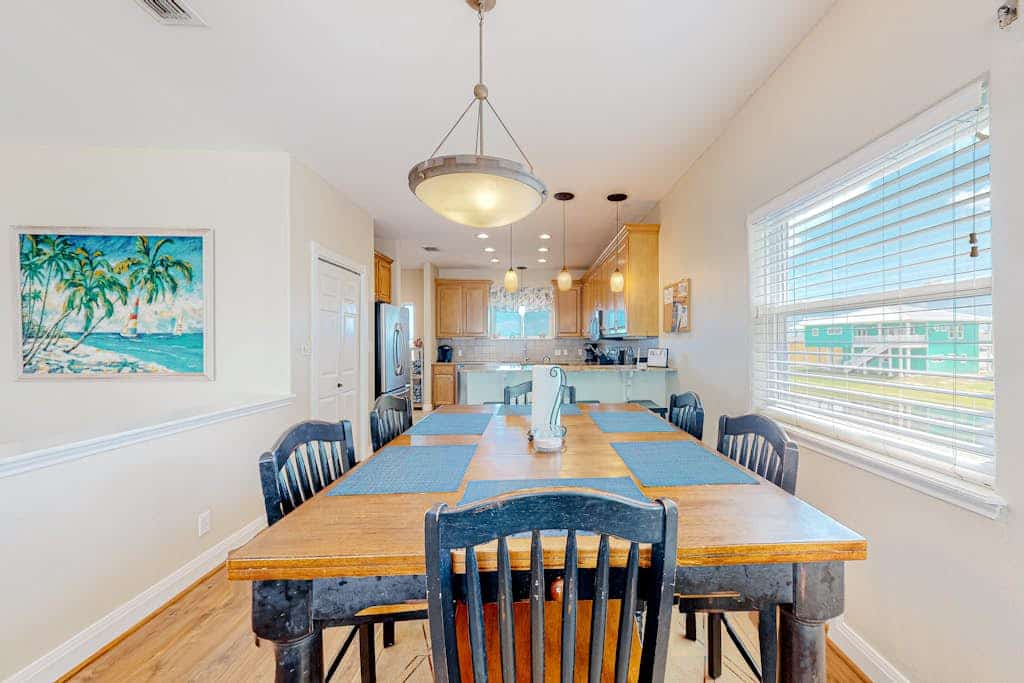 Modern palm-studded retreat with lagoon views, lovely interior - walk to beach