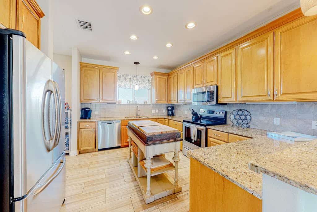 Modern palm-studded retreat with lagoon views, lovely interior - walk to beach