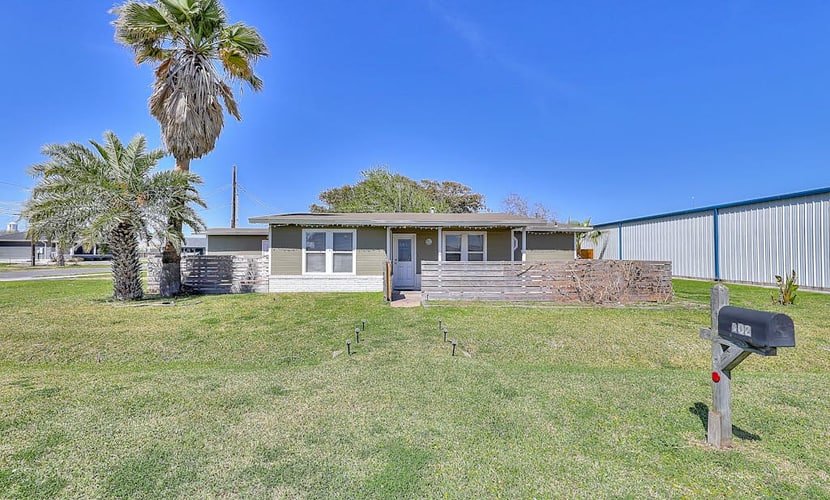 Ideally located dog-friendly home near the beach & town with gas grill & WiFi