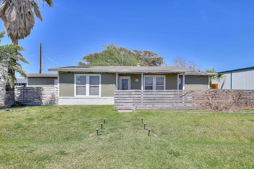 Ideally located dog-friendly home near the beach & town with gas grill & WiFi