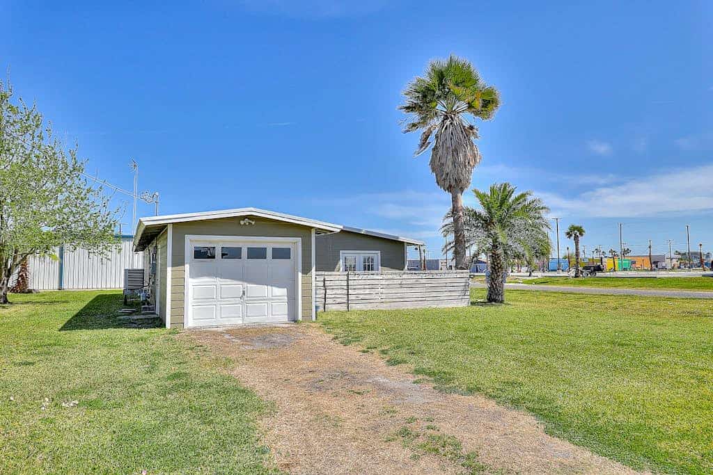 Ideally located dog-friendly home near the beach & town with gas grill & WiFi