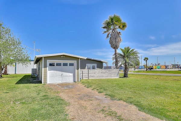 Ideally located dog-friendly home near the beach & town with gas grill & WiFi