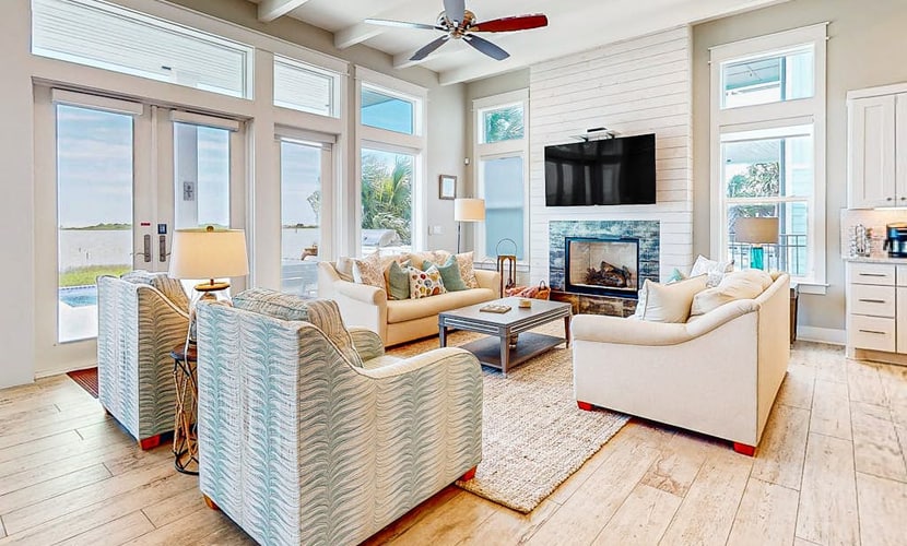 Luxury bayfront home with plunge pool, outdoor kitchen, docks, kayaks & SUPs