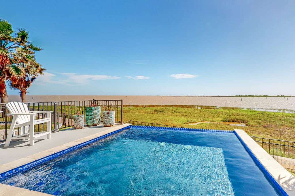 Luxury bayfront home with plunge pool, outdoor kitchen, docks, kayaks & SUPs