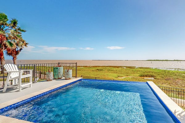 Luxury bayfront home with plunge pool, outdoor kitchen, docks, kayaks & SUPs
