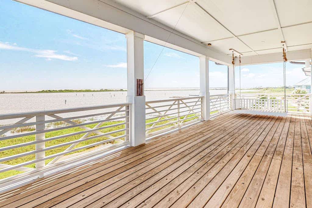 Luxury bayfront home with plunge pool, outdoor kitchen, docks, kayaks & SUPs