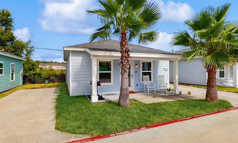 Cozy coastal home with shared pool, stocked fishing pond - patio & BBQ