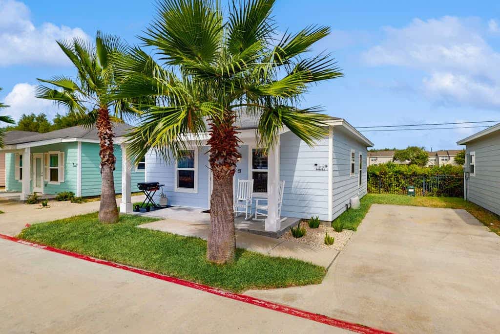 Cozy coastal home with shared pool, stocked fishing pond - patio & BBQ