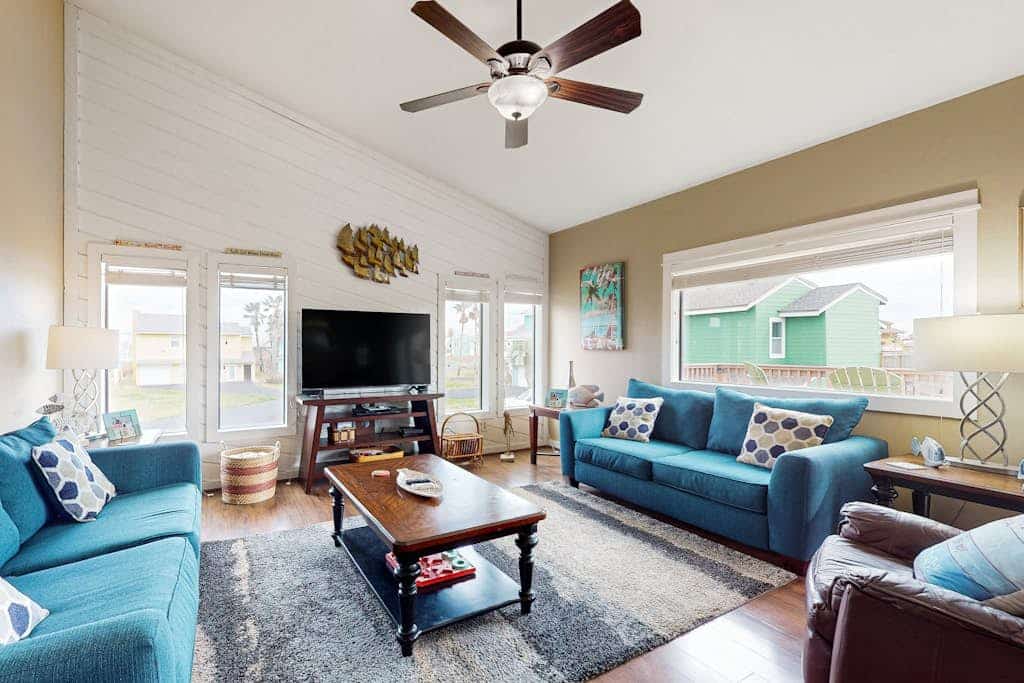 Sea La Vie Retreat - Walk to Beach & Shared Pool