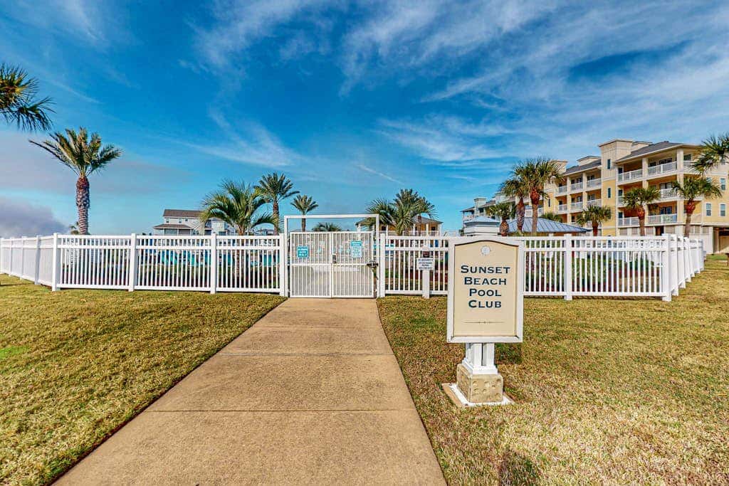 Pointe West Resort - Beach Retreat