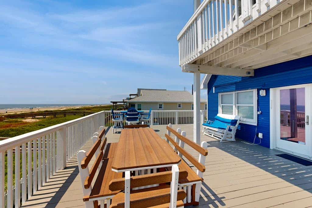 3-bedroom beach home with patio, backyard and dog-friendly
The upstairs bedroom, located to the right, features a bunk bed. For safety and comfort, the top bunk is intended for children only, while adults should use the bottom bunk or another available sleeping area.