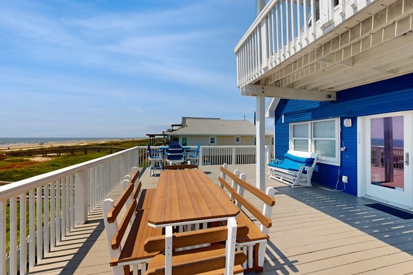 3-bedroom beach home with patio, backyard and dog-friendly
The upstairs bedroom, located to the right, features a bunk bed. For safety and comfort, the top bunk is intended for children only, while adults should use the bottom bunk or another available sleeping area.