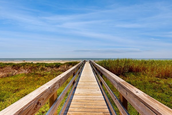 3-bedroom beach home with patio, backyard and dog-friendly
The upstairs bedroom, located to the right, features a bunk bed. For safety and comfort, the top bunk is intended for children only, while adults should use the bottom bunk or another available sleeping area.