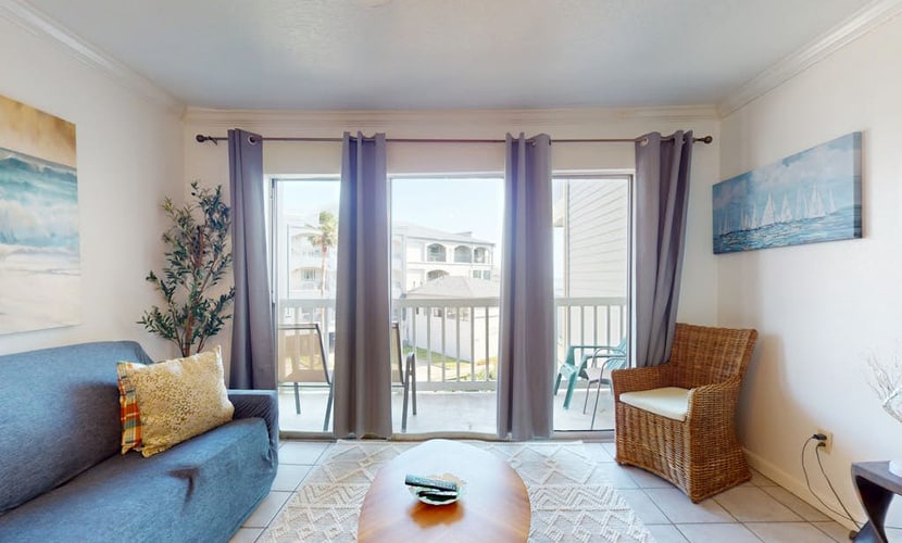 A Jewel of a Condo on Seawall with Shared Pool & Hot Tub