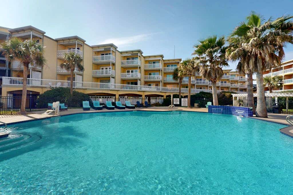 A Jewel of a Condo on Seawall with Shared Pool & Hot Tub