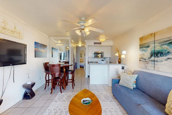 A Jewel of a Condo on Seawall with Shared Pool & Hot Tub