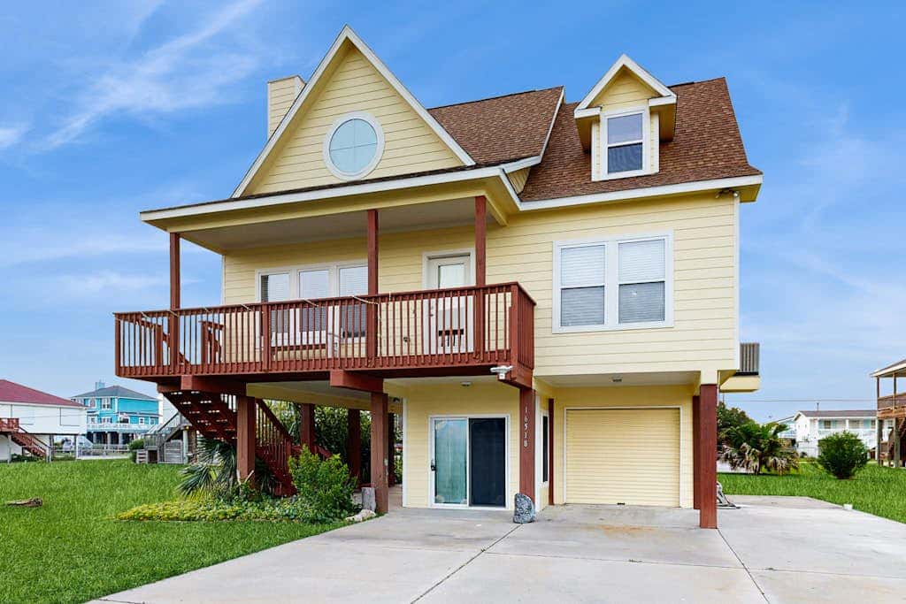 The Yellow Pelican - Bay Views, Steps to the Sand