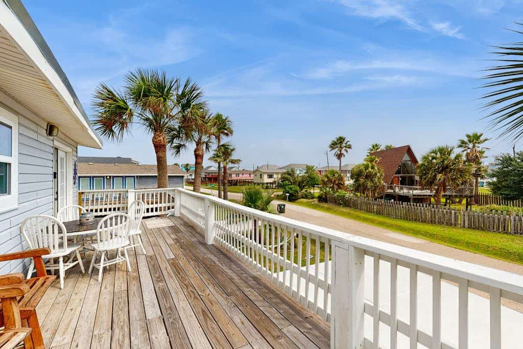 Fabulous home w large balcony and beautiful views - steps to sand