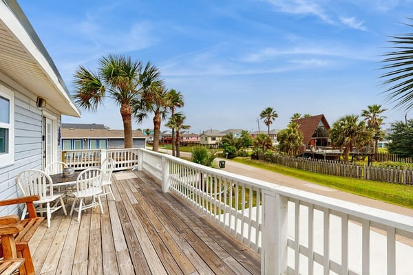 Fabulous home w large balcony and beautiful views - steps to sand