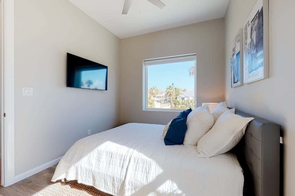 Dolphin Beach House - Private Pool & Fenced Yard