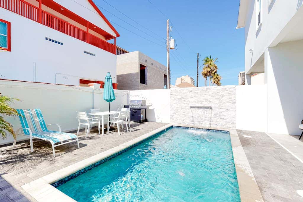 Dolphin Beach House - Private Pool & Fenced Yard
