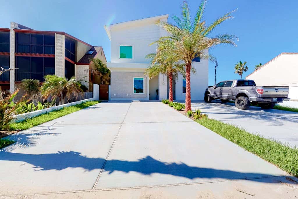 Dolphin Beach House - Private Pool & Fenced Yard