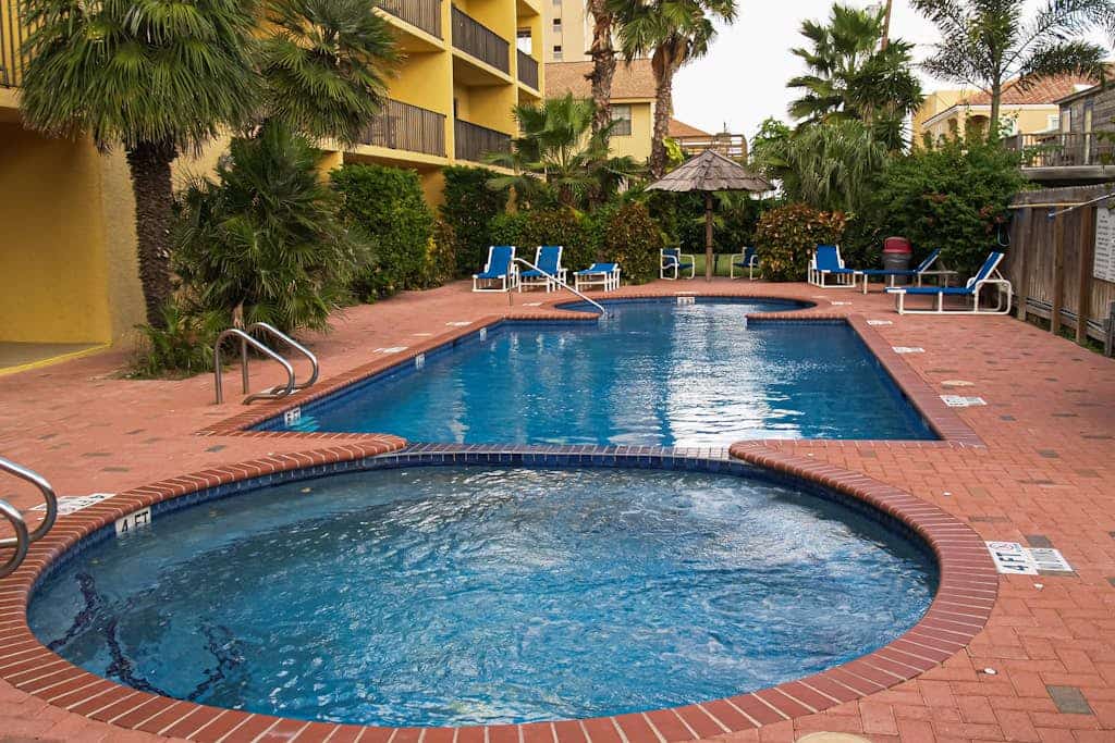 Cozy Beachside Condo with Shared Pool, Hot Tub with a Prime Location