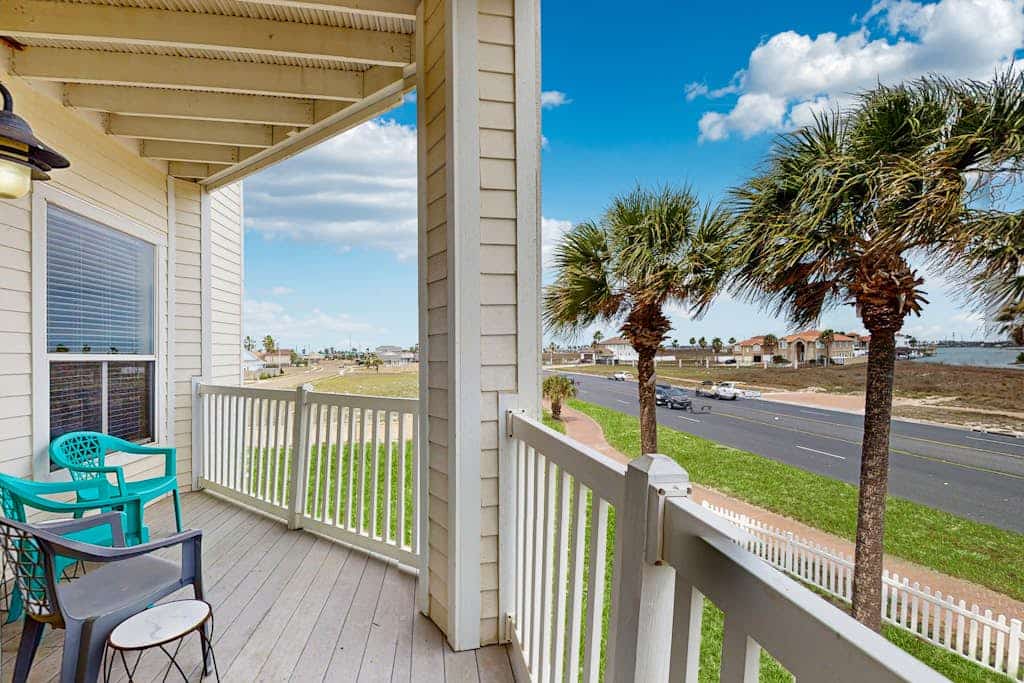 Dog-friendly getaway near the beach with heated outdoor pool & 2 hot tubs