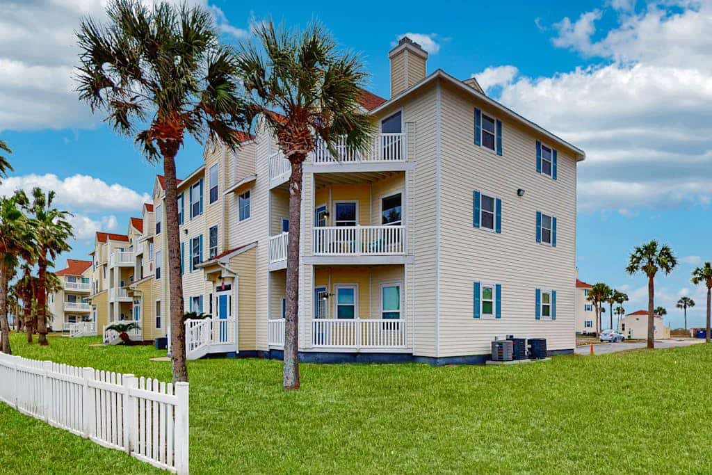 Dog-friendly getaway near the beach with heated outdoor pool & 2 hot tubs