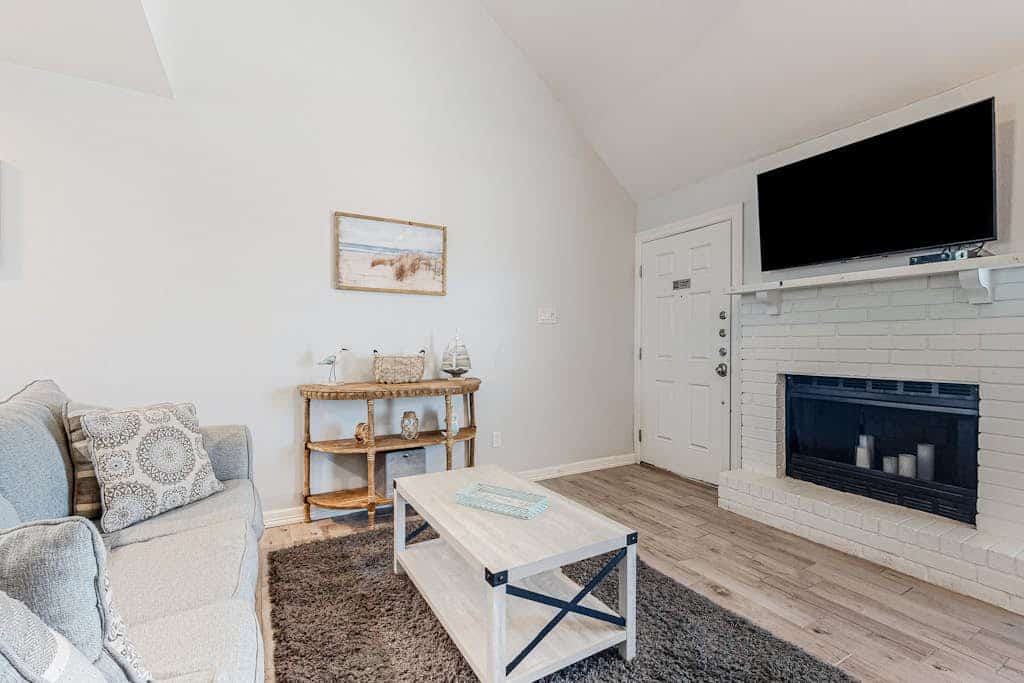 Bright getaway near the beach with  private W/D, & free WiFi