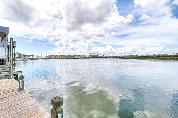 Coastal Bend condo with pool, boat slips, & fishing dock - walk to beach