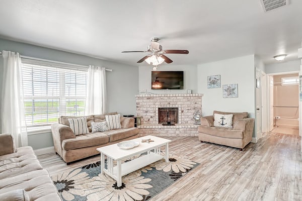 Coastal Bend condo with pool, boat slips, & fishing dock - walk to beach