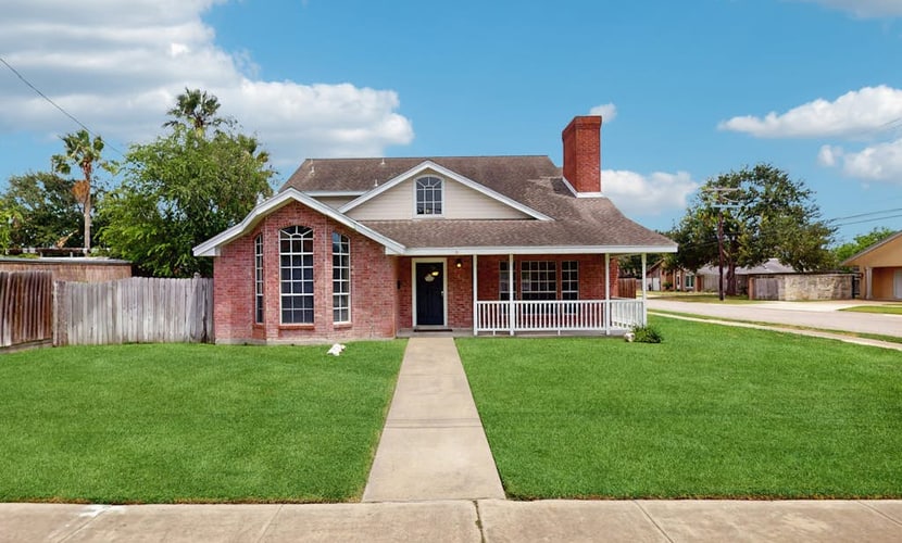 Beautiful home with free wifi, full kitchen, & private yard -