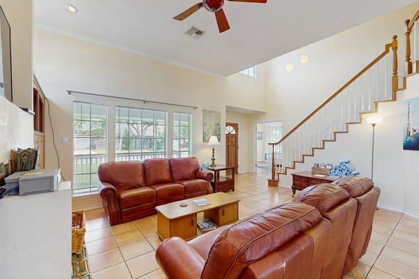 Beautiful home with free wifi, full kitchen, & private yard -