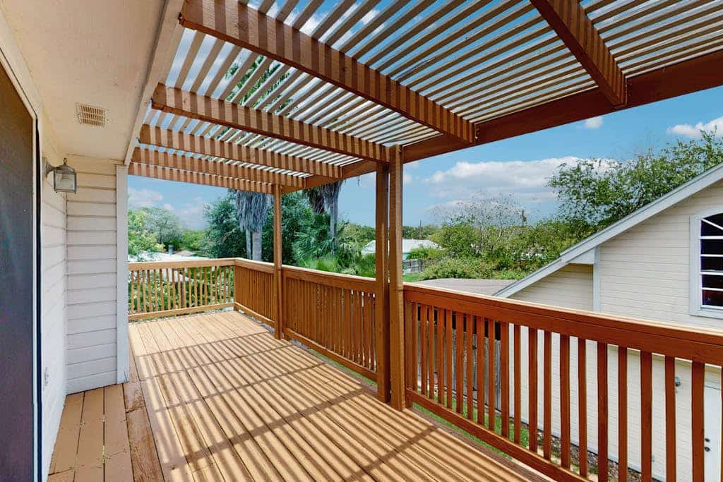 Beautiful home with free wifi, full kitchen, & private yard -