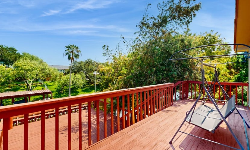 6-bedroom cozy home with water view and deck with patio furniture