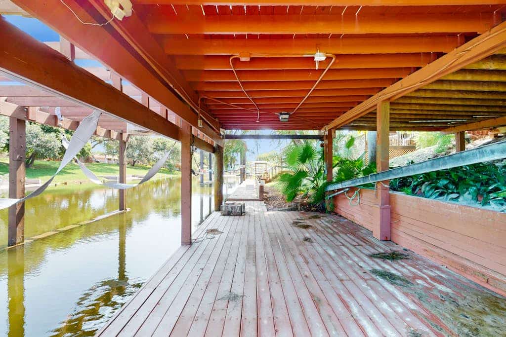 6-bedroom cozy home with water view and deck with patio furniture