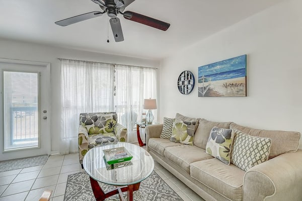 Breezy condo with balcony, pool, fast WiFi, central AC & W/D