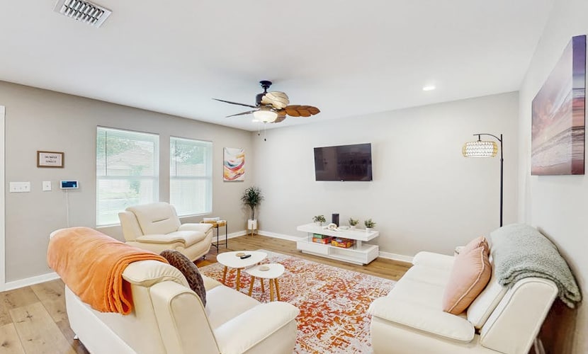 Beautiful home with free wifi, full kitchen, & board games - Steps to sand