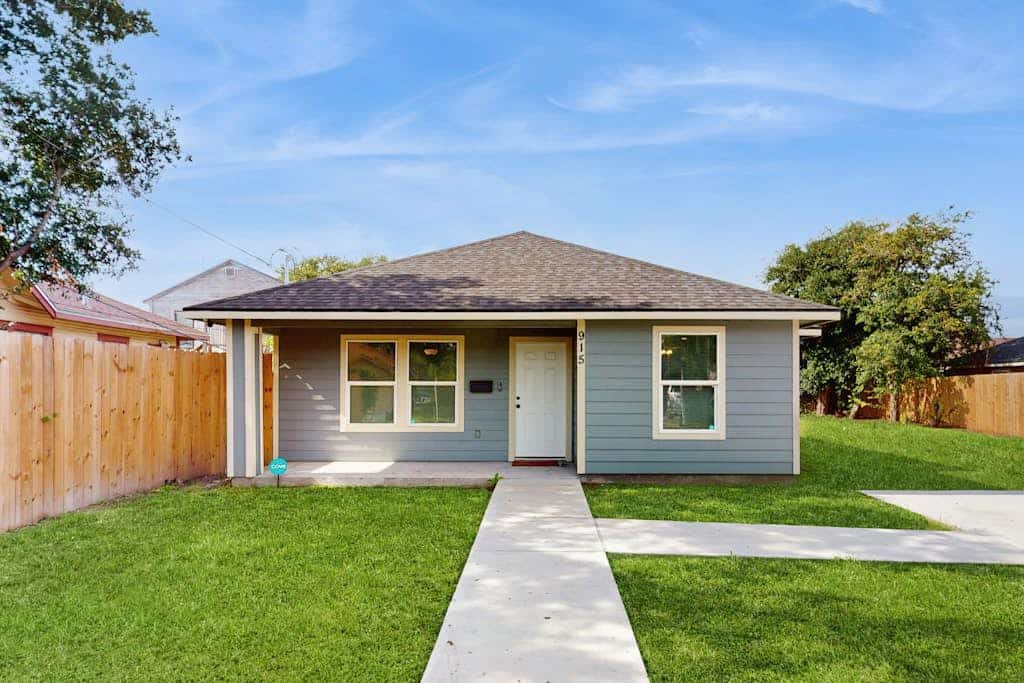 Beautiful home with free wifi, full kitchen, & board games - Steps to sand