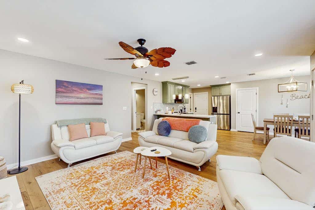 Beautiful home with free wifi, full kitchen, & board games - Steps to sand