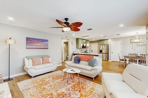 Beautiful home with free wifi, full kitchen, & board games - Steps to sand
