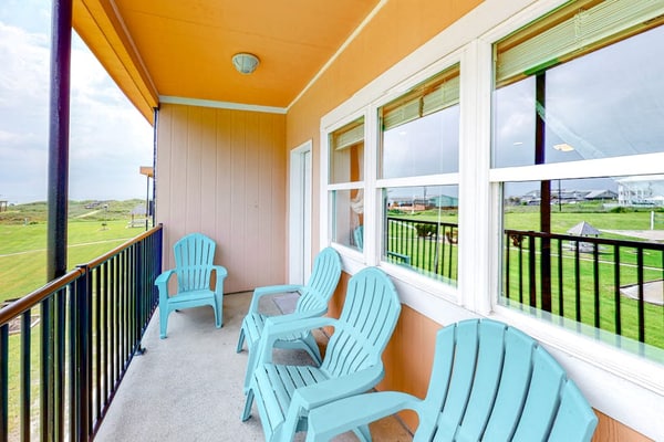 Lovely condo with pool, balcony, central AC, full kitchen, & gas grill