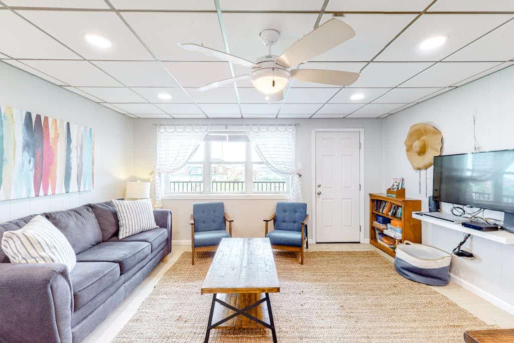 Lovely condo with pool, balcony, central AC, full kitchen, & gas grill