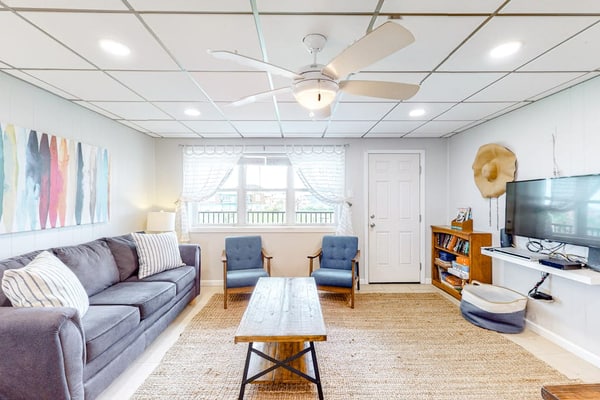 Lovely condo with pool, balcony, central AC, full kitchen, & gas grill