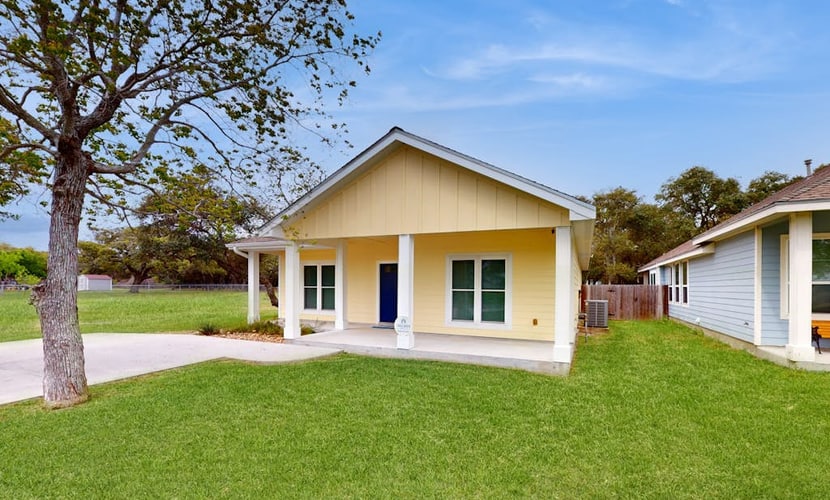 Contemporary home with covered patio & yard - quick drive to the beach & dining