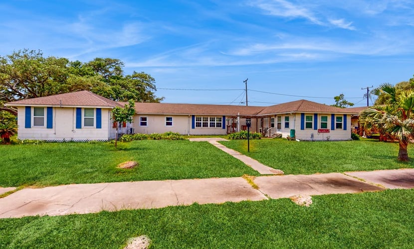 Charming duplex with fast WiFi 2 blocks from the bay- snowbirds welcome